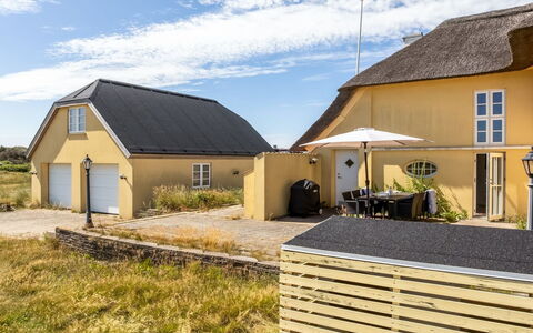 Amina - 200M from the Sea: Hout, Huis, Veranda, Dek, Hardwood, Dak, Beits, Houten Vloer, Eco Hotel
