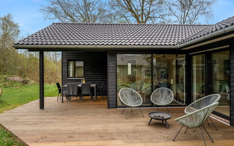 Angelie - from the Sea: Hout, Dak, Siding, Verblijf, Deur, Garden Gebouwen, Schaduw, Veranda, Tuin, Hardwood