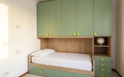 Jai Jai: Meubilair, Interieur Ontwerp, Hout, Flooring, Verdieping, Slaapkamer, Kamer, Bed, Verlichting, Stellingen
