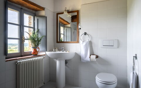 In the Heart of Chianti, Pool, Wifi, View - Lillia: Loodgieterswerkinrichting, Wastafel In De Badkamer, Interieur Ontwerp, Badkamer, Loodgieter, Kraan, Wastafel, Kamer, Spiegel, Lichte Inrichting