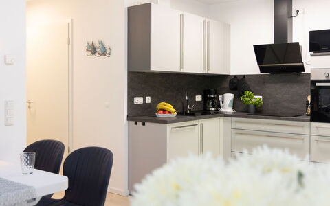 Loddin-Kölpinsee 100: Meubilair, Keuken, Countertop, Interieur Ontwerp, Toestel Van De Keuken, Cabinetry, Flooring, Lichte Inrichting, Verlichting, Plafond
