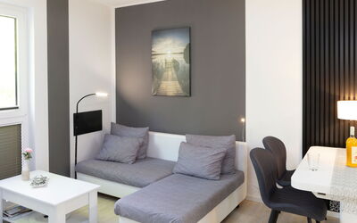 Loddin-Kölpinsee 100: Meubilair, Interieur Ontwerp, Flooring, Verdieping, Huis, Kamer, Appartement, Verlichting, Woonkamer, Bankstel