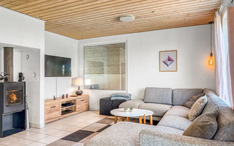 Nikolce - 300M to the Fjord: Meubilair, Interieur Ontwerp, Flooring, Bankstel, Verdieping, Muur, Hout, Plafond, Kamer, Woonkamer