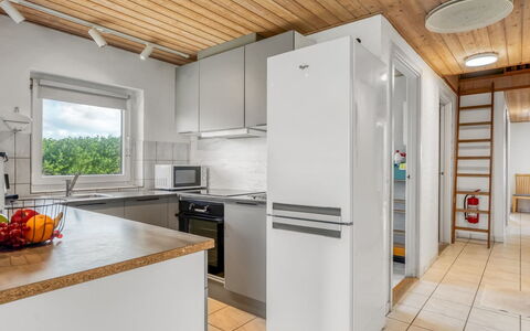 Nikolce - 300M to the Fjord: Keuken, Toestel Van De Keuken, Flooring, Major Appliance, Interieur Ontwerp, Countertop, Hout, Verdieping, Plafond, Huishoudapparatuur