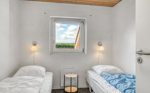 Nikolce - 300M to the Fjord: Slaapkamer, Freezing, Daylighting, Bedding, Bed Frame, Winter, Bed, Laken