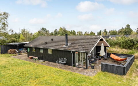 Kaare - 400M from the Sea: Meubilair, Interieur Ontwerp, Flooring, Verdieping, Plafond, Kamer, Stoel, Tafel, Appartement, Keuken En Eettafel