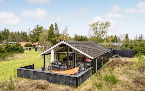 Kaare - 400M from the Sea: Meubilair, Interieur Ontwerp, Flooring, Verdieping, Plafond, Kamer, Stoel, Tafel, Appartement, Keuken En Eettafel
