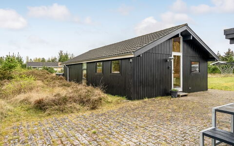 Kaare - 400M from the Sea: Meubilair, Interieur Ontwerp, Flooring, Verdieping, Plafond, Kamer, Stoel, Tafel, Appartement, Keuken En Eettafel
