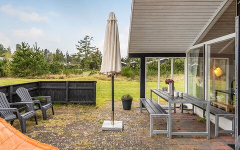 Kaare - 400M from the Sea: Meubilair, Interieur Ontwerp, Flooring, Verdieping, Plafond, Kamer, Stoel, Tafel, Appartement, Keuken En Eettafel