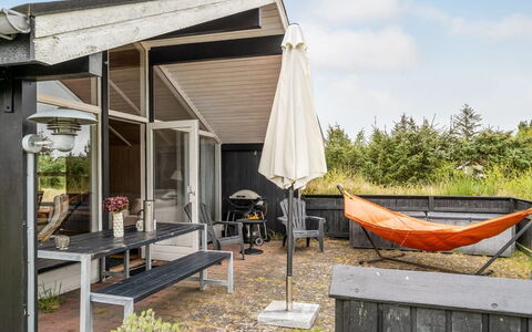 Kaare - 400M from the Sea: Meubilair, Interieur Ontwerp, Flooring, Verdieping, Plafond, Kamer, Stoel, Tafel, Appartement, Keuken En Eettafel