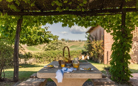 Country House In Tuscan Hills: Buitenmeubels, Meubilair, Buitentafel, Schaduw, Tuin, Vrije Tijd, Stoel, Keuken En Eettafel