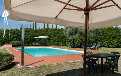 Country House In Tuscan Hills: Zwembad, Schaduw, Toevlucht, Eco Hotel, Buitenmeubels, Villa, Hacienda, Landscaping, Werf, Ligstoel