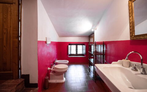 Green Hill Apartment In Tuscan Countryside: Muur, Flooring, Rood, Interieur Ontwerp, Verdieping, Plafond, Loodgieterswerkinrichting, Kamer, Deur, Badkamer