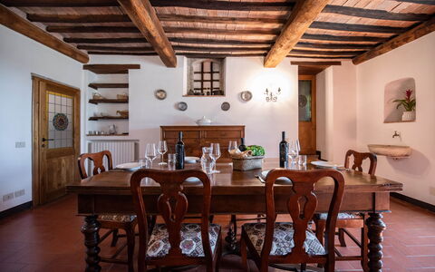 Green Hill Apartment In Tuscan Countryside: Meubilair, Interieur Ontwerp, Flooring, Hout, Tafel, Eetkamer, Keuken En Eettafel, Verdieping, Plafond, Kamer