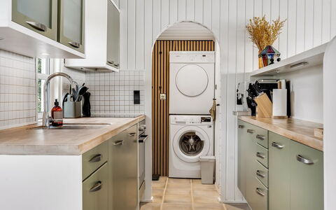 Gesine - 50M to the Fjord: Wasmachine, Major Appliance, Wasruimte, Interieur Ontwerp, Wasdroger, Toestel Van De Keuken, Keuken, Huishoudapparatuur, Flooring, Countertop