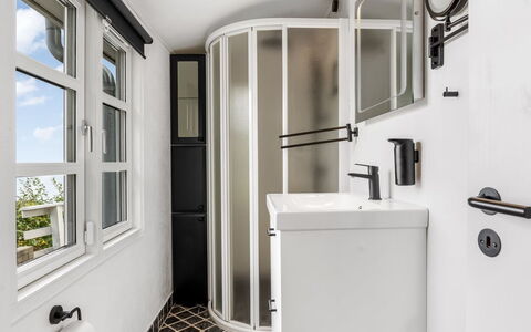 Gesine - 50M to the Fjord: Interieur Ontwerp, Loodgieterswerkinrichting, Flooring, Verdieping, Loodgieter, Badkamer, Deur, Plafond, Toilet, Kamer