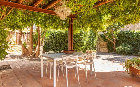 Top Villa Chantal Airco: Meubilair, Schaduw, Tuin, Outdoor Structuur, Bloempot, Buitenmeubels, Stoel, Backyard, Eco Hotel, Werf