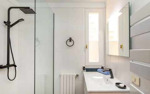 Top Villa Chantal Airco: Badkamer, Loodgieterswerkinrichting, Interieur Ontwerp, Flooring, Muur, Verdieping, Spiegel, Wastafel, Wastafel In De Badkamer, Kraan