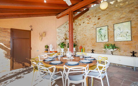 Top Villa Chantal Airco: Meubilair, Tafel, Stoel, Interieur Ontwerp, Keuken En Eettafel, Plafond, Restaurant, Eetkamer, Beits, Kamerplant