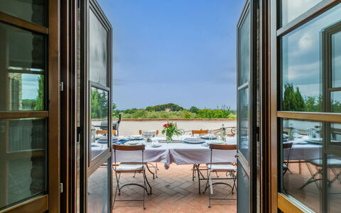 Tramonto: Keuken En Eettafel, Restaurant, Stoel, Reflectie, Eco Hotel, Eetkamer, Toevlucht