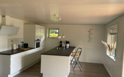 Angret - 200M from the Sea: Flooring, Hout, Verdieping, Interieur Ontwerp, Countertop, Meubilair, Plafond, Houten Vloer, Keuken, Toestel Van De Keuken