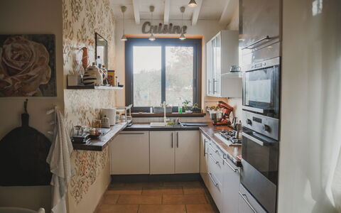 Villa Vernazza: Keuken, Countertop, Toestel Van De Keuken, Interieur Ontwerp, Meubilair, Major Appliance, Cabinetry, Hout, Flooring, Kamer