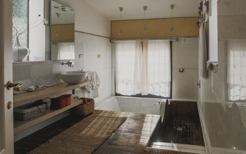 Villa Vernazza: Interieur Ontwerp, Muur, Loodgieterswerkinrichting, Flooring, Verdieping, Badkamer, Wastafel In De Badkamer, Plafond, Wastafel, Kraan