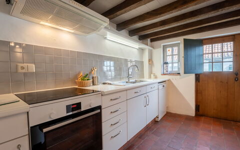 Dunezwin - Protected Cultural Heritage: Flooring, Keuken, Countertop, Gootsteen, Verdieping, Interieur Ontwerp, Plafond, Loodgieterswerkinrichting, Cabinetry, Wastafel