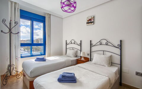 Malaga Pacifico: Meubilair, Flooring, Huis, Verdieping, Stoel, Schaduw, Appartement, Buitenmeubels, Kamerplant, Keuken En Eettafel