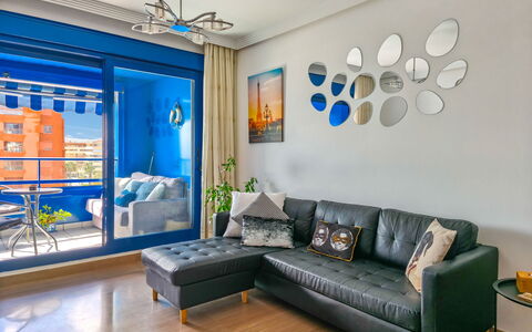 Malaga Pacifico: Meubilair, Flooring, Huis, Verdieping, Stoel, Schaduw, Appartement, Buitenmeubels, Kamerplant, Keuken En Eettafel