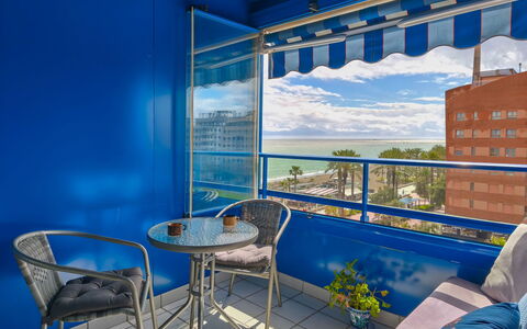 Malaga Pacifico: Meubilair, Flooring, Huis, Verdieping, Stoel, Schaduw, Appartement, Buitenmeubels, Kamerplant, Keuken En Eettafel
