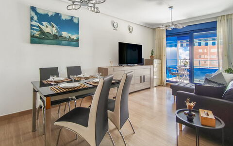 Malaga Pacifico: Meubilair, Flooring, Huis, Verdieping, Stoel, Schaduw, Appartement, Buitenmeubels, Kamerplant, Keuken En Eettafel