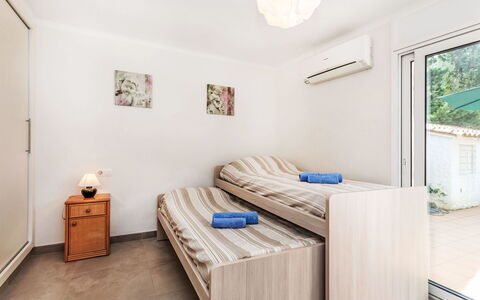 Mon Coeur: Meubilair, Flooring, Huis, Verdieping, Stoel, Schaduw, Appartement, Buitenmeubels, Kamerplant, Keuken En Eettafel