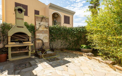 Borghi Piscina: Tuin, Flagstone, Backyard, Schaduw, Hacienda, Binnenplaats, Werf, Landscaping, Bloempot, Landgoed