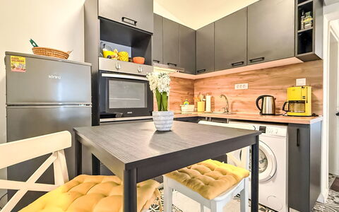 Martina: Meubilair, Interieur Ontwerp, Toestel Van De Keuken, Flooring, Major Appliance, Keuken, Hout, Verdieping, Countertop, Kamer