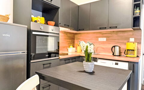 Martina: Meubilair, Keuken, Toestel Van De Keuken, Countertop, Major Appliance, Cabinetry, Interieur Ontwerp, Flooring, Huishoudapparatuur, Huis