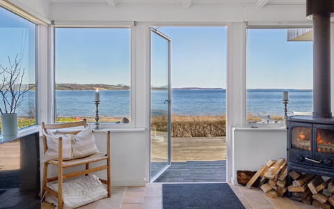 Solbritt - 30M from the Sea: Dak, Huis, Huis, Verblijf, Deur, Siding, Dek, Veranda, Plank, Hardwood