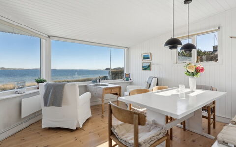 Solbritt - 30M from the Sea: Dak, Huis, Huis, Verblijf, Deur, Siding, Dek, Veranda, Plank, Hardwood