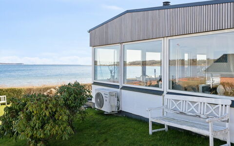 Solbritt - 30M from the Sea: Dak, Huis, Huis, Verblijf, Deur, Siding, Dek, Veranda, Plank, Hardwood
