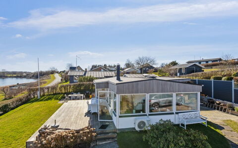 Solbritt - 30M from the Sea: Dak, Huis, Huis, Verblijf, Deur, Siding, Dek, Veranda, Plank, Hardwood