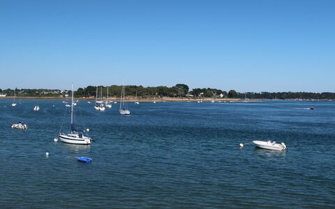 Villa de la Pointe du Blair: Blauw, Boot, Water, Watervoorraden, Zwemwater, Watercraft, Waterweg, Boten En Varen - Materialen En Benodigdheden, Kust En Oceanic Landvormen, Zee