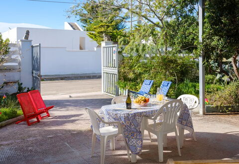 Alla Rosa Dei Venti - North Wind House: Meubilair, Bloempot, Stoel, Schaduw, Buitenmeubels, Tuin, Kamerplant, Werf, Landscaping