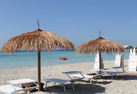 Villa Porto Cesareo Con Parcheggio: Zwemwater, Buitenmeubels, Strand, Paraplu, Zomer, Evenement, Schaduw, Zee, Thatching, Kust En Oceanic Landvormen