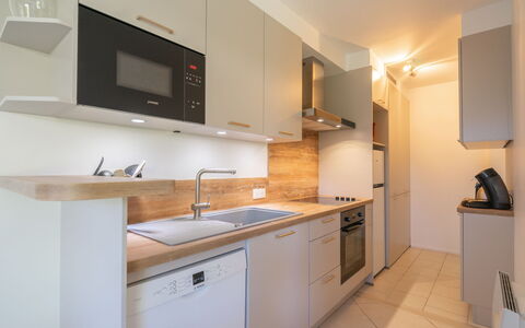 Résidence de Mons: Countertop, Keuken, Interieur Ontwerp, Toestel Van De Keuken, Cabinetry, Flooring, Major Appliance, Meubilair, Hout, Verdieping