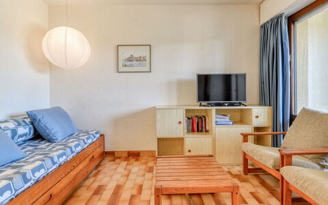 Port Lano: Appartement, Balkon, Stoel, Schaduw, Buitenmeubels, Daylighting, Aluminium