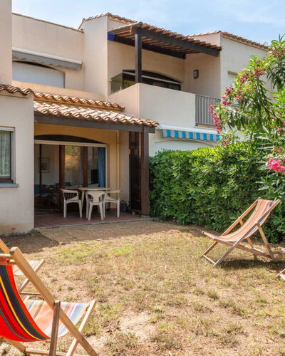 Port Lano: Appartement, Balkon, Stoel, Schaduw, Buitenmeubels, Daylighting, Aluminium