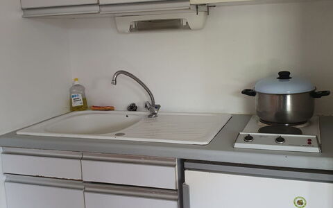 Meije 15: Appartement, Balkon, Stoel, Schaduw, Buitenmeubels, Daylighting, Aluminium