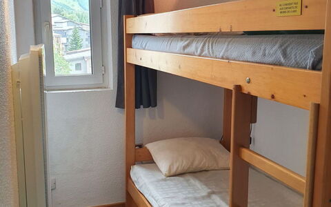 Meije 15: Appartement, Balkon, Stoel, Schaduw, Buitenmeubels, Daylighting, Aluminium