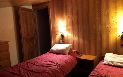Lauvitel: Appartement, Balkon, Stoel, Schaduw, Buitenmeubels, Daylighting, Aluminium