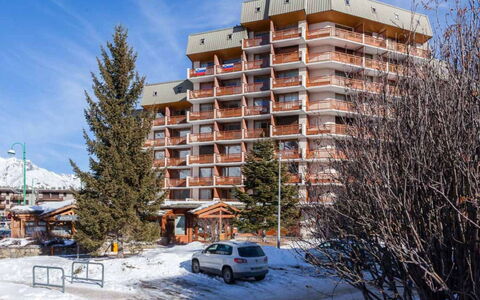 Meijotel B: Appartement, Balkon, Stoel, Schaduw, Buitenmeubels, Daylighting, Aluminium